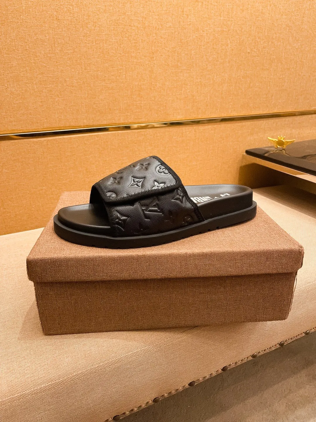 Men's men's shoes 💰 320💰 New model on the market 🔥[LV🔥 Louis Vuitton slippers] High-end 1:1 mold customization, original upgraded version of the outsole, lighter and non-slip. The market's top quality, fashionable and trendy, versatile and popular, simple yet tasteful, a must-have for fashionistas, exuding a fashionable and casual atmosphere, fashion is at your feet, full of confidence, the same style at the counter 👍The season of spring and summer slippers is here, super beautiful to wear, 38-44 1⃣️colors available🔥